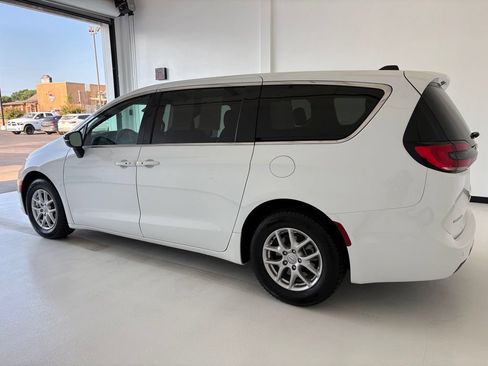 Used 2025 Chrysler Pacifica Select FWD image 20