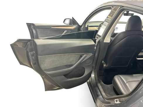 Certified 2023 Tesla Model Y AWD image 10