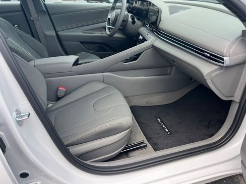 Certified 2025 Hyundai Elantra SEL FWD image 13