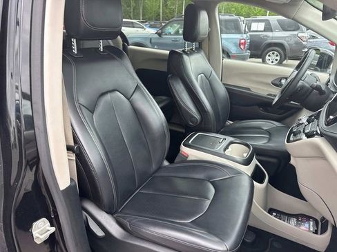 Used 2024 Chrysler Pacifica Limited FWD image 26