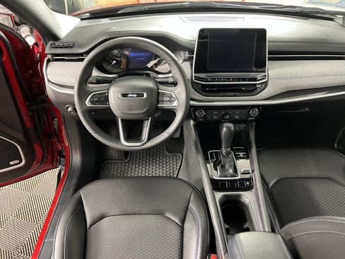 Used 2025 Jeep Compass Latitude w/ Sun & Sound Group AWD/4WD image 10