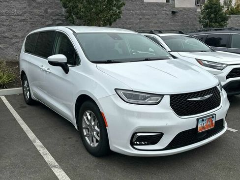 Used 2023 Chrysler Pacifica Touring-L FWD image 2