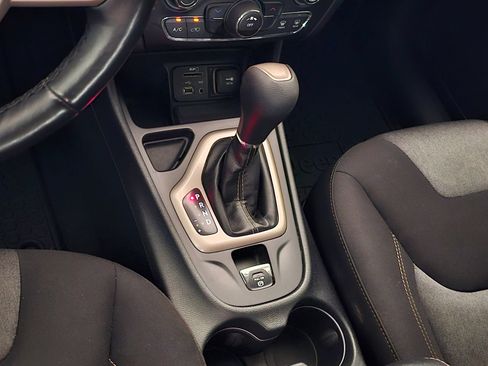 Used 2017 Jeep Cherokee Sport FWD image 10