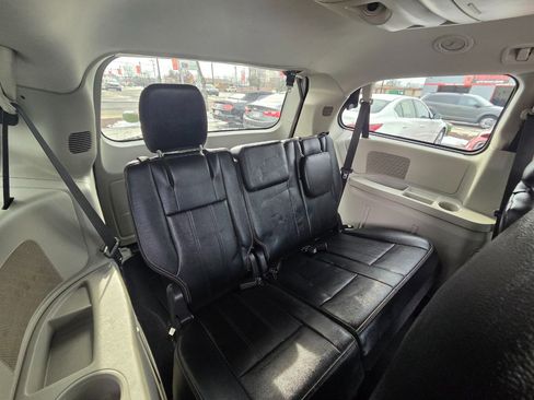 Used 2016 Chrysler Town & Country Touring image 17