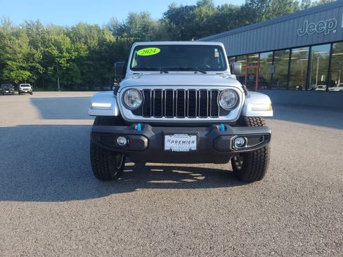 Used 2024 Jeep Wrangler Unlimited w/ Convenience Group AWD/4WD image 3