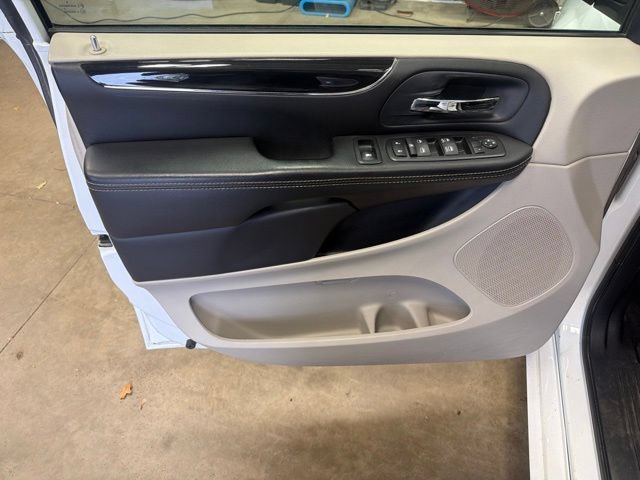 Used 2017 Dodge Grand Caravan SXT FWD image 15