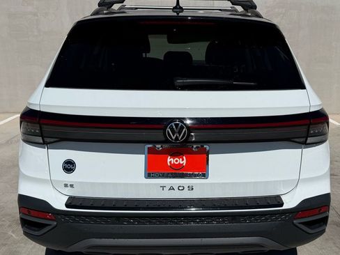 Certified 2025 Volkswagen Taos SE FWD image 4