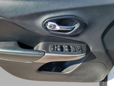 Used 2019 Jeep Cherokee Latitude w/ Popular Appearance Group image 17