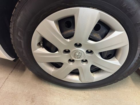 Used 2011 Toyota Camry LE image 30