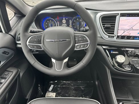 New 2026 Chrysler Pacifica Limited image 14