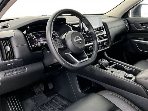 Used 2024 Nissan Pathfinder SL w/ Black Appearance Package AWD/4WD image 17