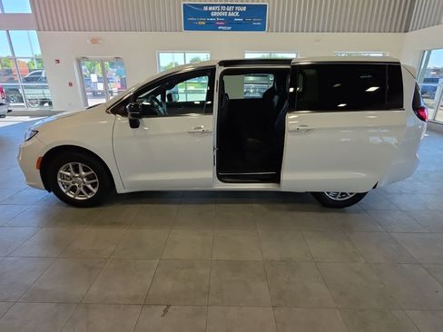 Used 2026 Chrysler Pacifica Select FWD image 28