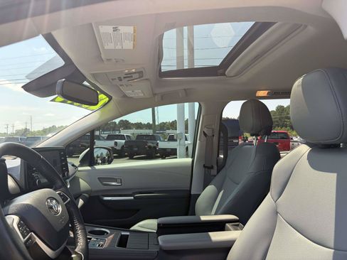 Used 2021 Toyota Sienna XLE FWD image 17