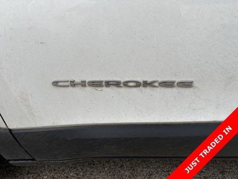 Used 2016 Jeep Cherokee Limited w/ Luxury Group image 10