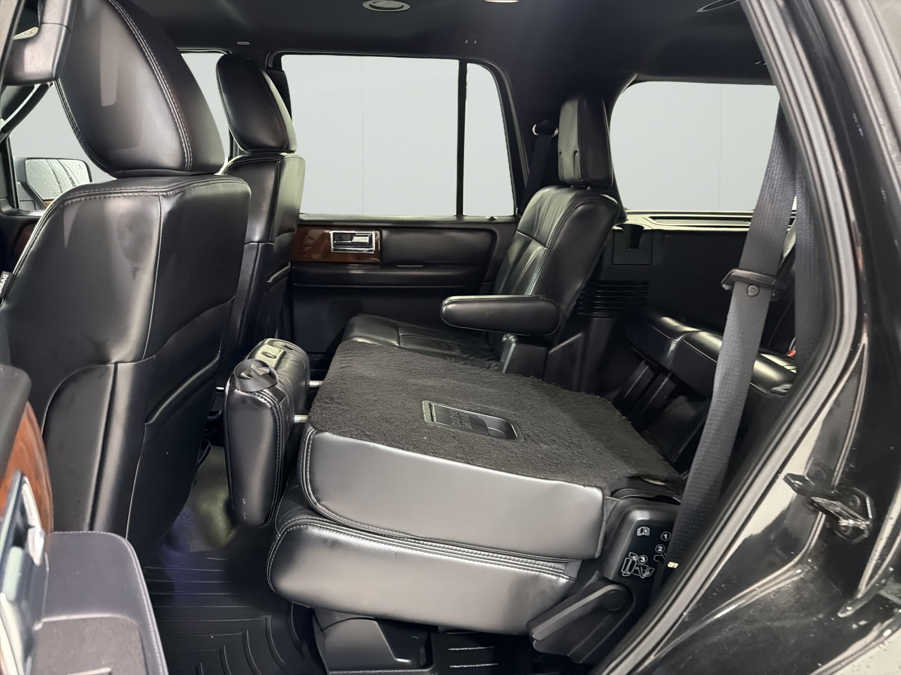 Used 2015 Lincoln Navigator 2WD image 10