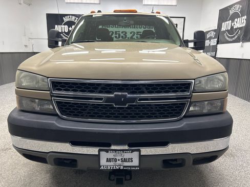 Used 2005 Chevrolet Silverado 3500 LS w/ Heavy-Duty Power Package AWD/4WD image 2