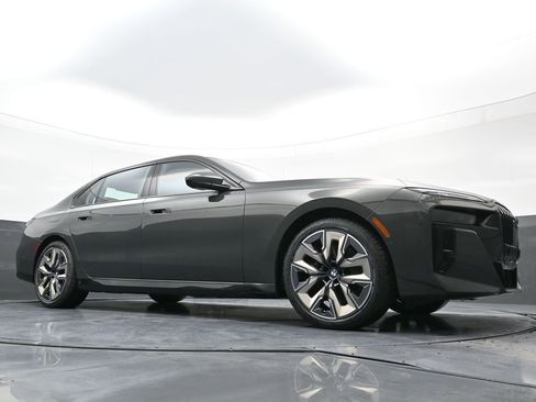 Used 2023 BMW 760i xDrive w/ Executive Package AWD/4WD image 25