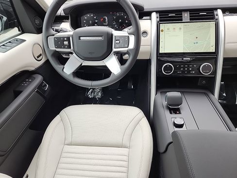 Used 2025 Land Rover Discovery S image 4