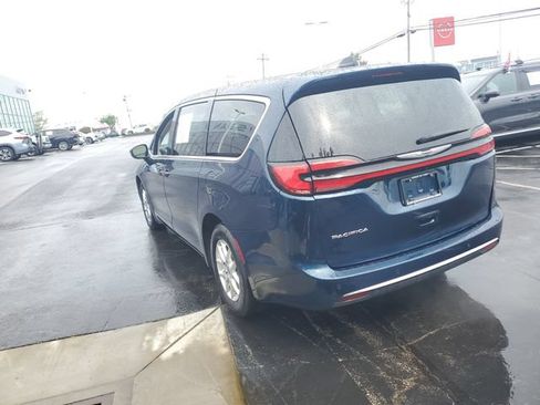 Used 2023 Chrysler Pacifica Touring-L FWD image 3