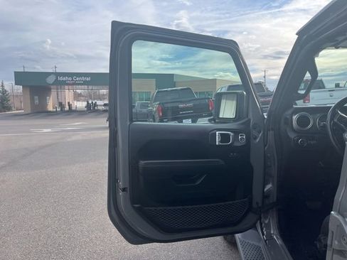Used 2019 Jeep Wrangler Unlimited Sahara AWD/4WD image 30