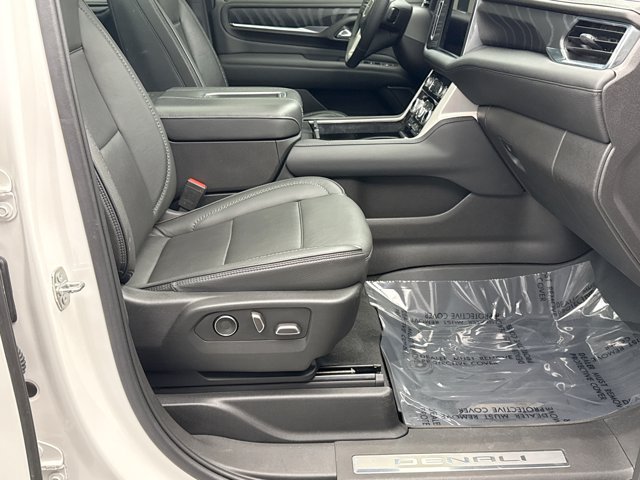 Used 2021 GMC Yukon XL Denali w/ Denali Premium Package AWD/4WD image 19