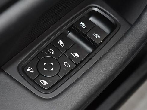 Used 2023 Porsche Taycan image 9