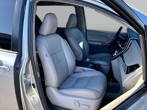 Used 2017 Toyota Sienna XLE FWD image 8