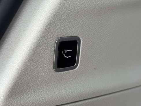 Used 2024 Chrysler Pacifica Touring-L FWD image 10