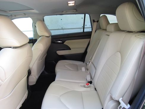 Certified 2025 Toyota Highlander XLE AWD/4WD image 17