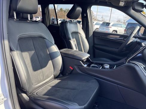 Used 2023 Jeep Grand Cherokee Altitude image 18