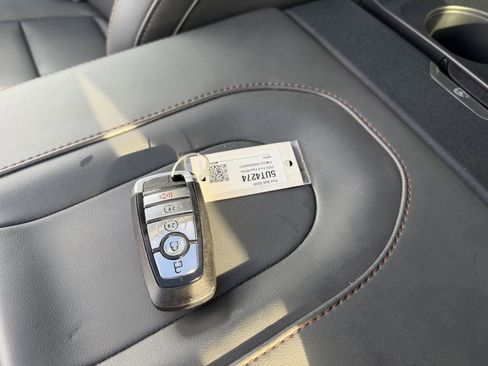 Used 2025 Ford Expedition Active AWD/4WD image 13