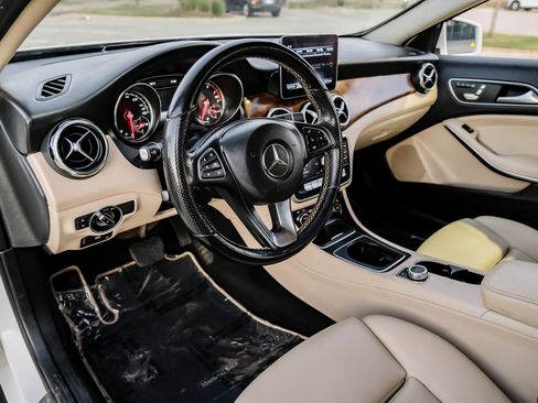 Used 2019 Mercedes-Benz GLA 250 w/ Convenience Package image 3