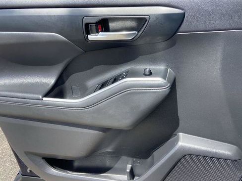 Used 2023 Toyota Highlander XLE FWD image 18