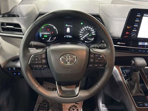 Used 2024 Toyota Sienna LE AWD/4WD image 19