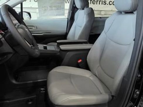 New 2026 Toyota Sienna XLE image 15