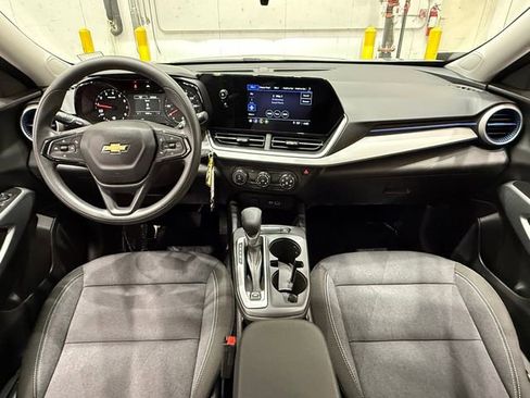 Used 2025 Chevrolet Trax LS image 25
