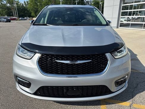 Used 2023 Chrysler Pacifica Limited AWD/4WD image 12