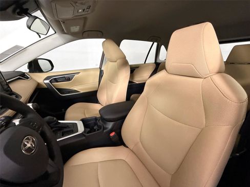 Used 2019 Toyota RAV4 LE FWD image 3