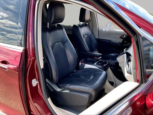 Used 2018 Chrysler Pacifica Touring-L FWD image 9