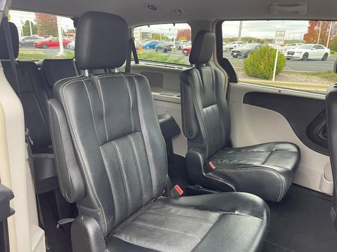 Used 2016 Chrysler Town & Country Touring w/ Driver Convenience Group image 12