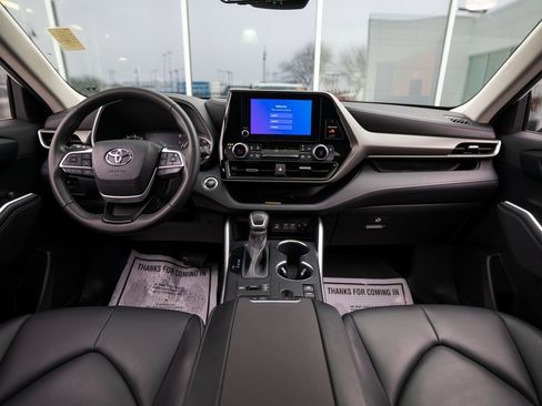 Used 2023 Toyota Highlander L image 11