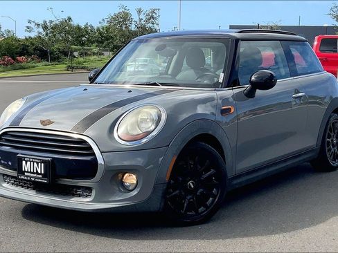 Used 2018 MINI Cooper 2-Door Hardtop image 2