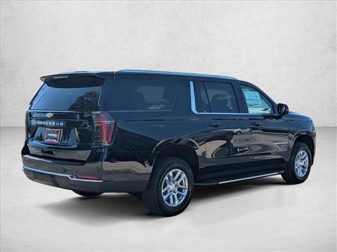 Used 2026 Chevrolet Suburban LS RWD image 2