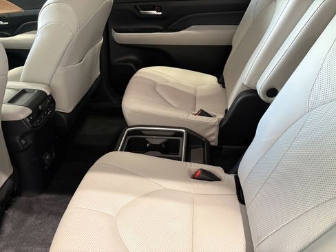 Used 2024 Toyota Grand Highlander AWD Hybrid image 9