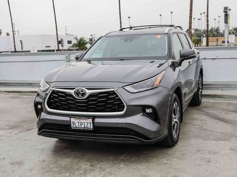Used 2024 Toyota Highlander XLE AWD/4WD image 4
