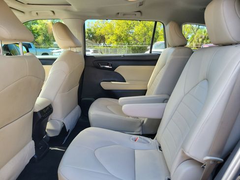 Certified 2024 Toyota Highlander XLE image 13