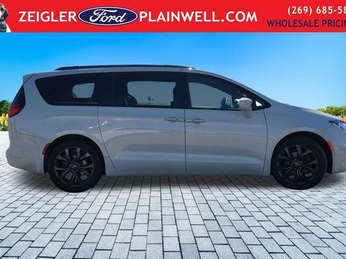Used 2020 Chrysler Pacifica Touring w/ Advanced Safetytec Group FWD image 6