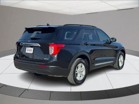 Used 2022 Ford Explorer XLT image 3