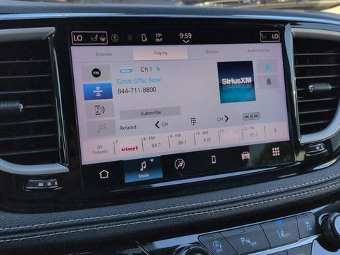 Used 2021 Chrysler Pacifica Touring-L FWD image 11