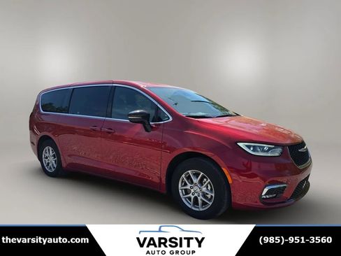 Used 2025 Chrysler Pacifica Select image 10